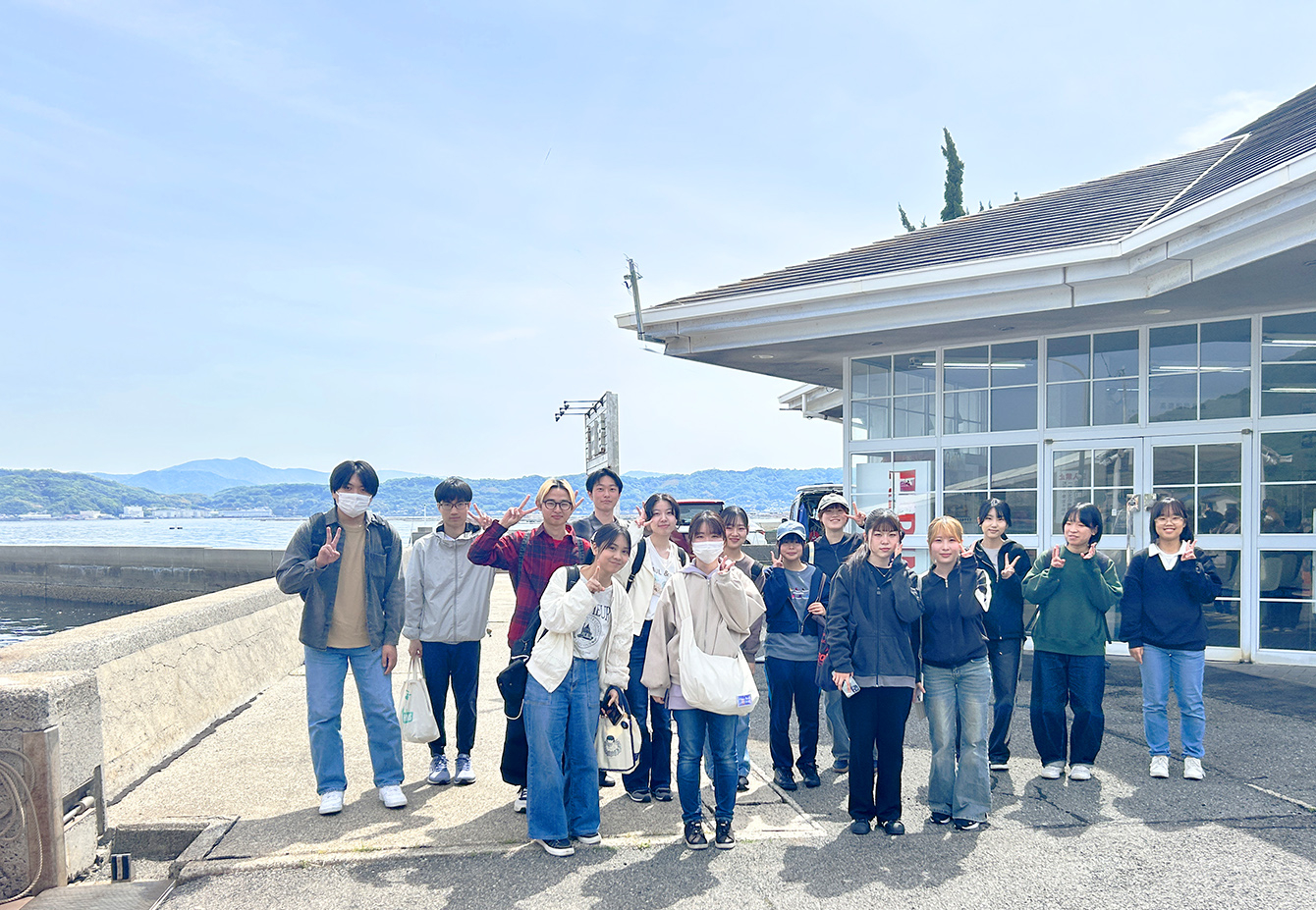 高田港に到着した江田島市応援プロジェクトYELLのみなさん